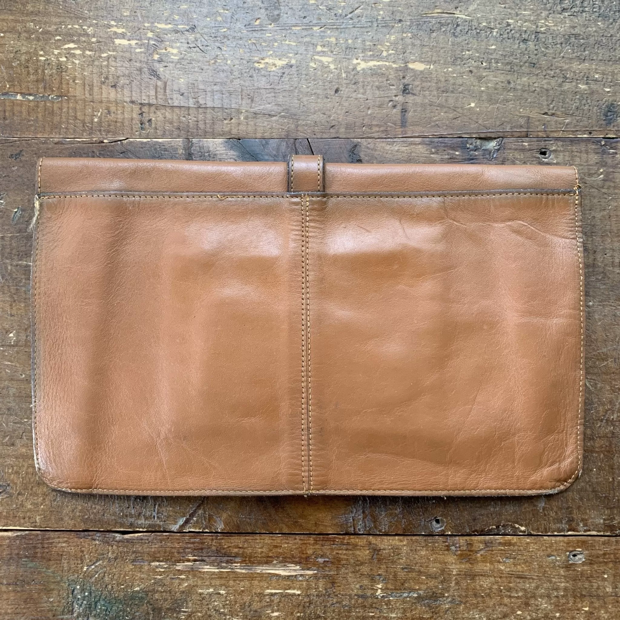 1970s Tan Leather Clutch in a Envelope Style. Perfect Handbag for Fall. Gift for Her. Sustainable Fashion.