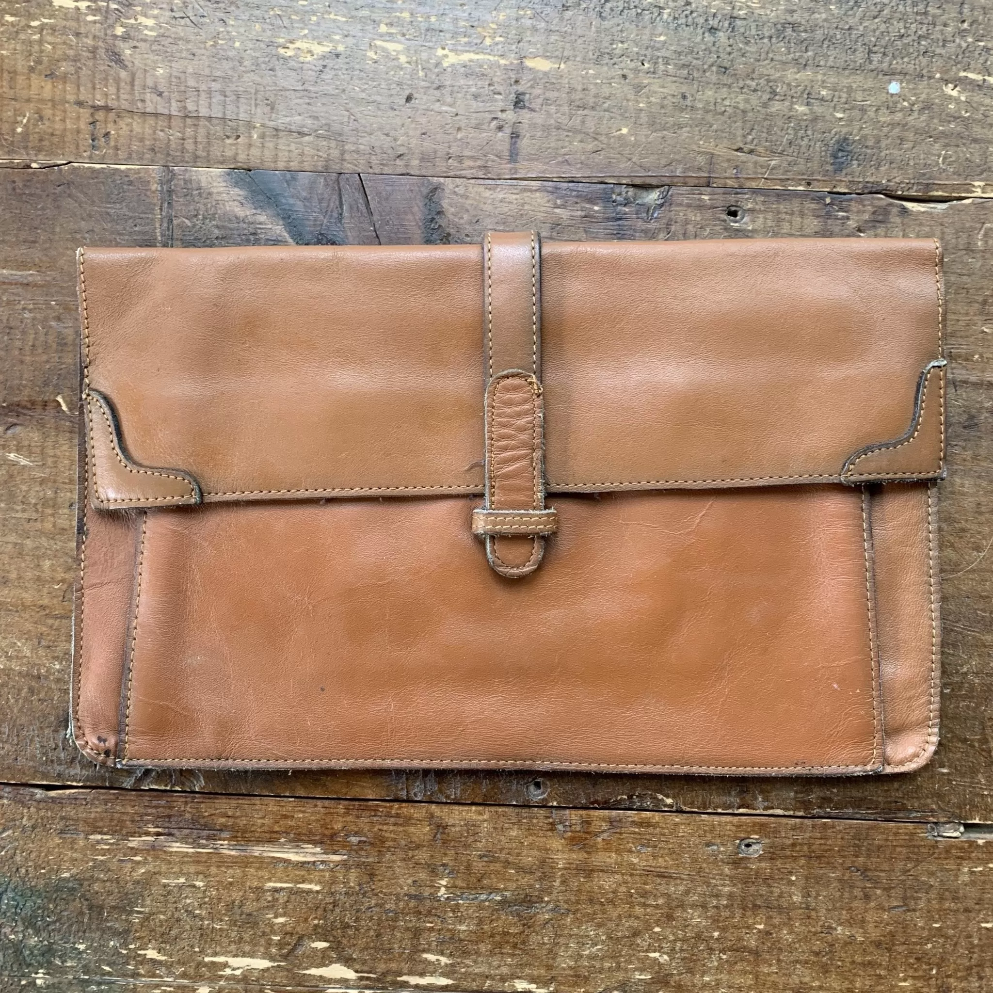 1970s Tan Leather Clutch in a Envelope Style. Perfect Handbag for Fall. Gift for Her. Sustainable Fashion.