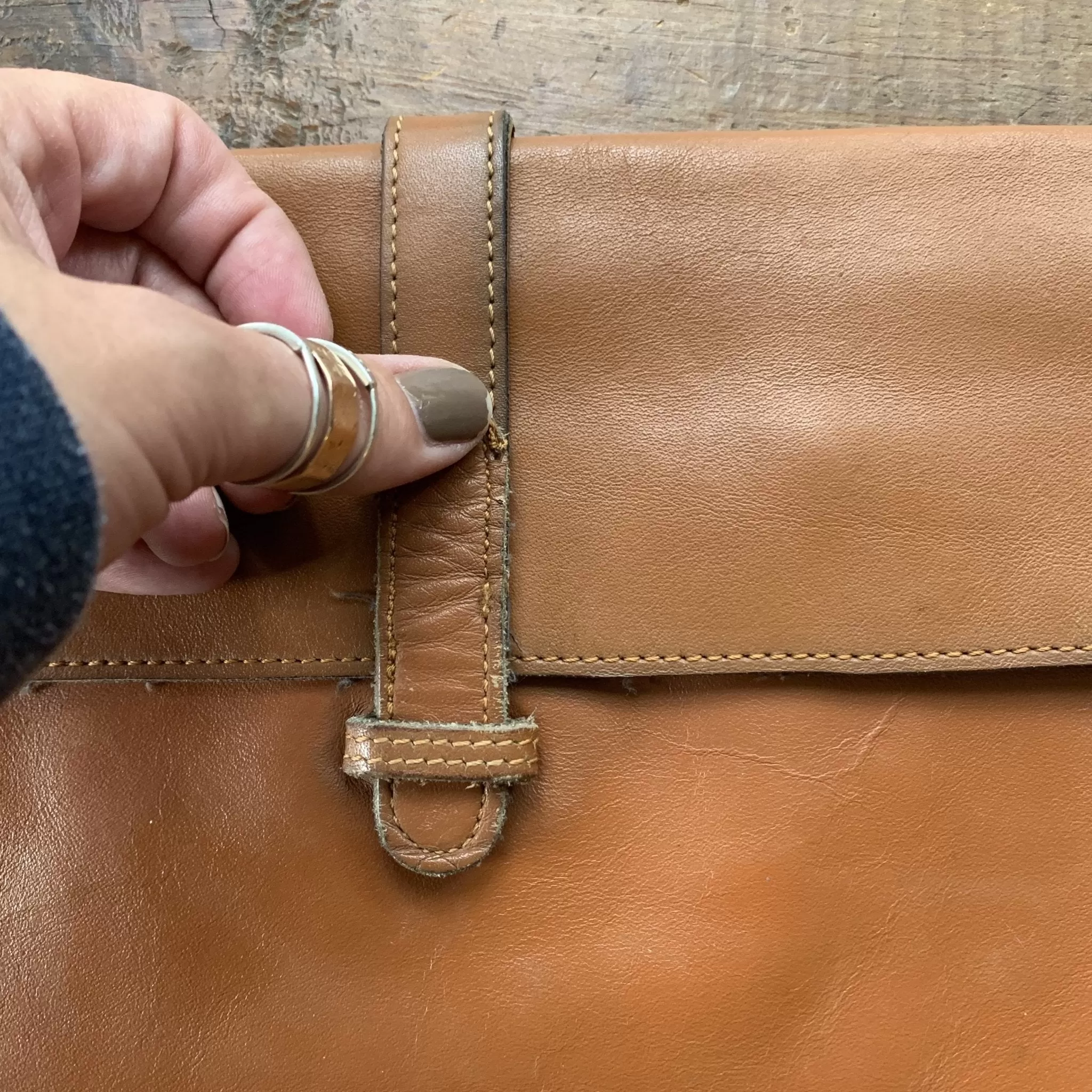 1970s Tan Leather Clutch in a Envelope Style. Perfect Handbag for Fall. Gift for Her. Sustainable Fashion.