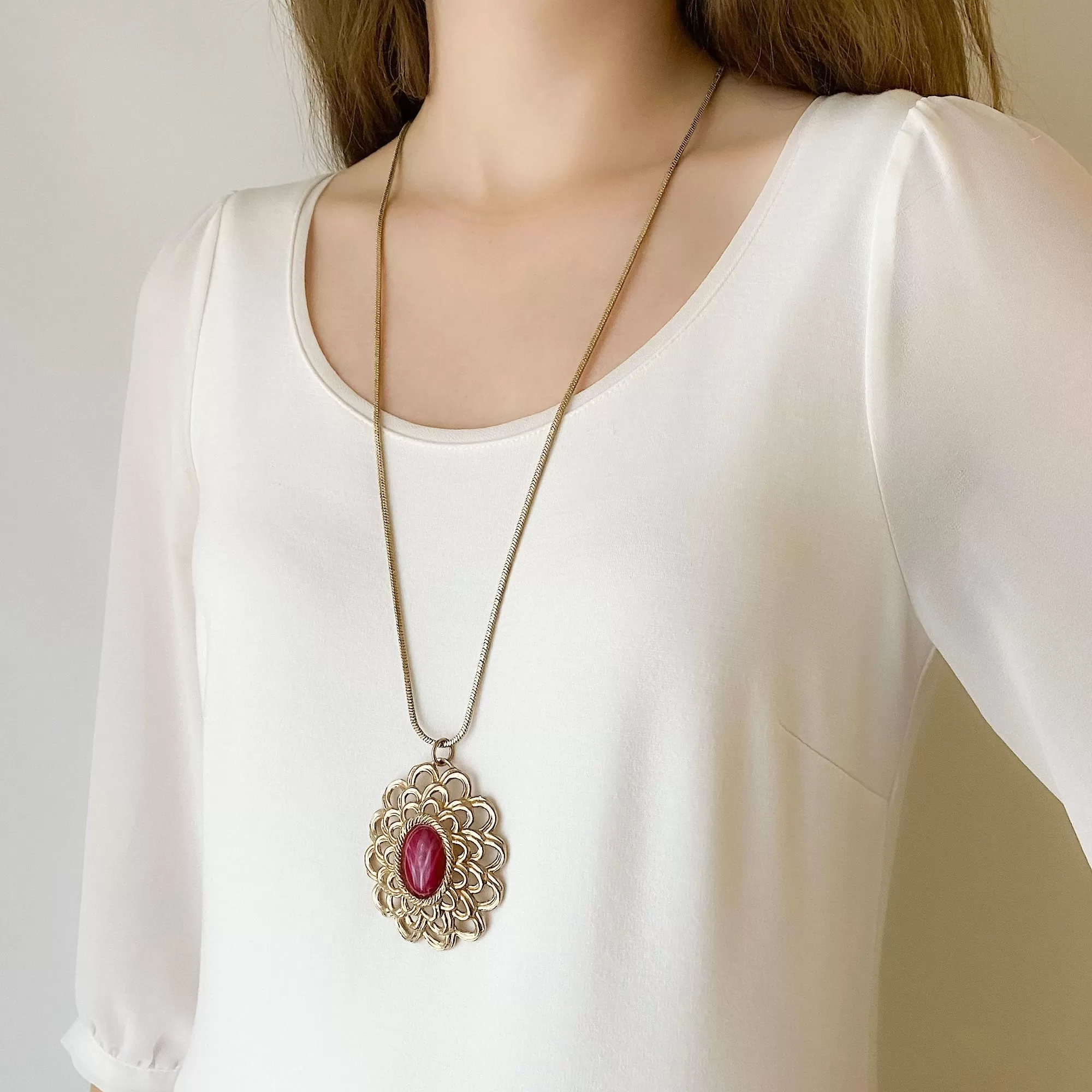 AGNES statement gold and fuchsia pendant