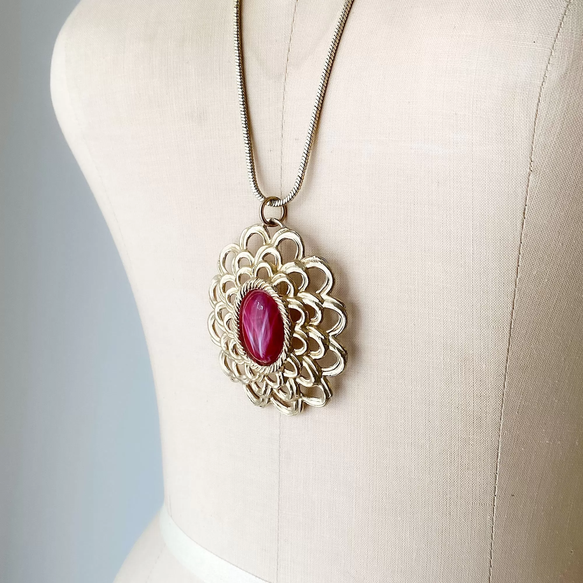 AGNES statement gold and fuchsia pendant