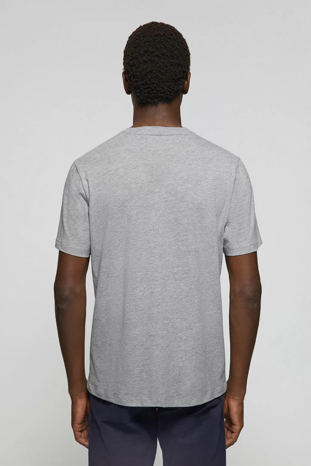 Camiseta básica gris vigoré con print icónico en el pecho