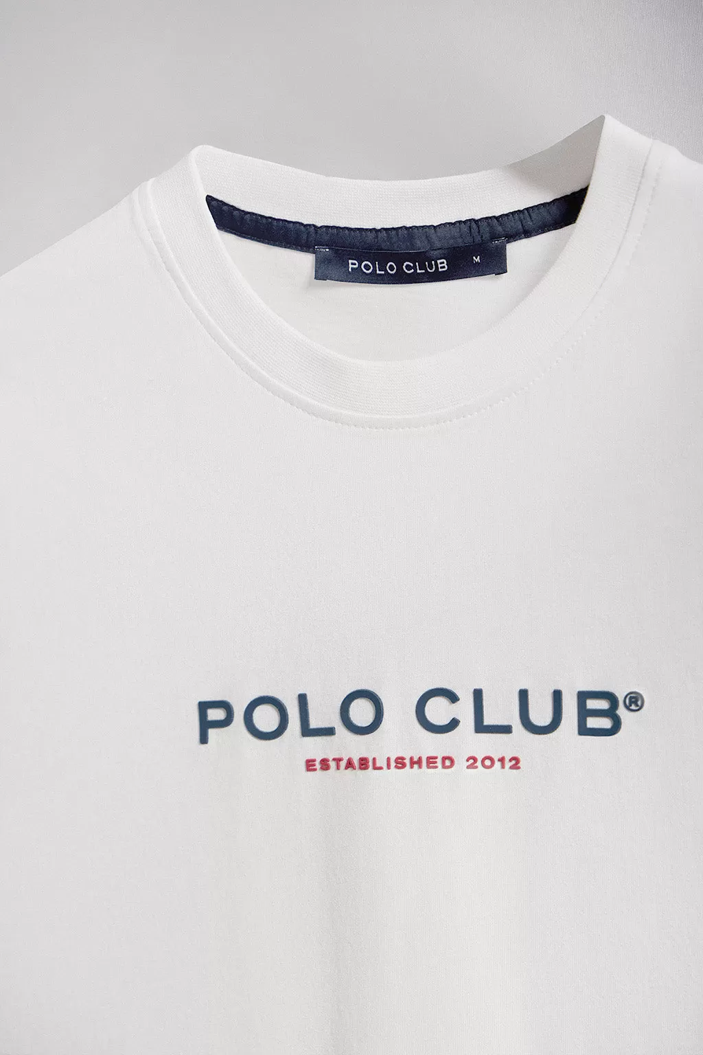 Camiseta de cuello redondo blanca con logo engomado Minimal Title Polo Club