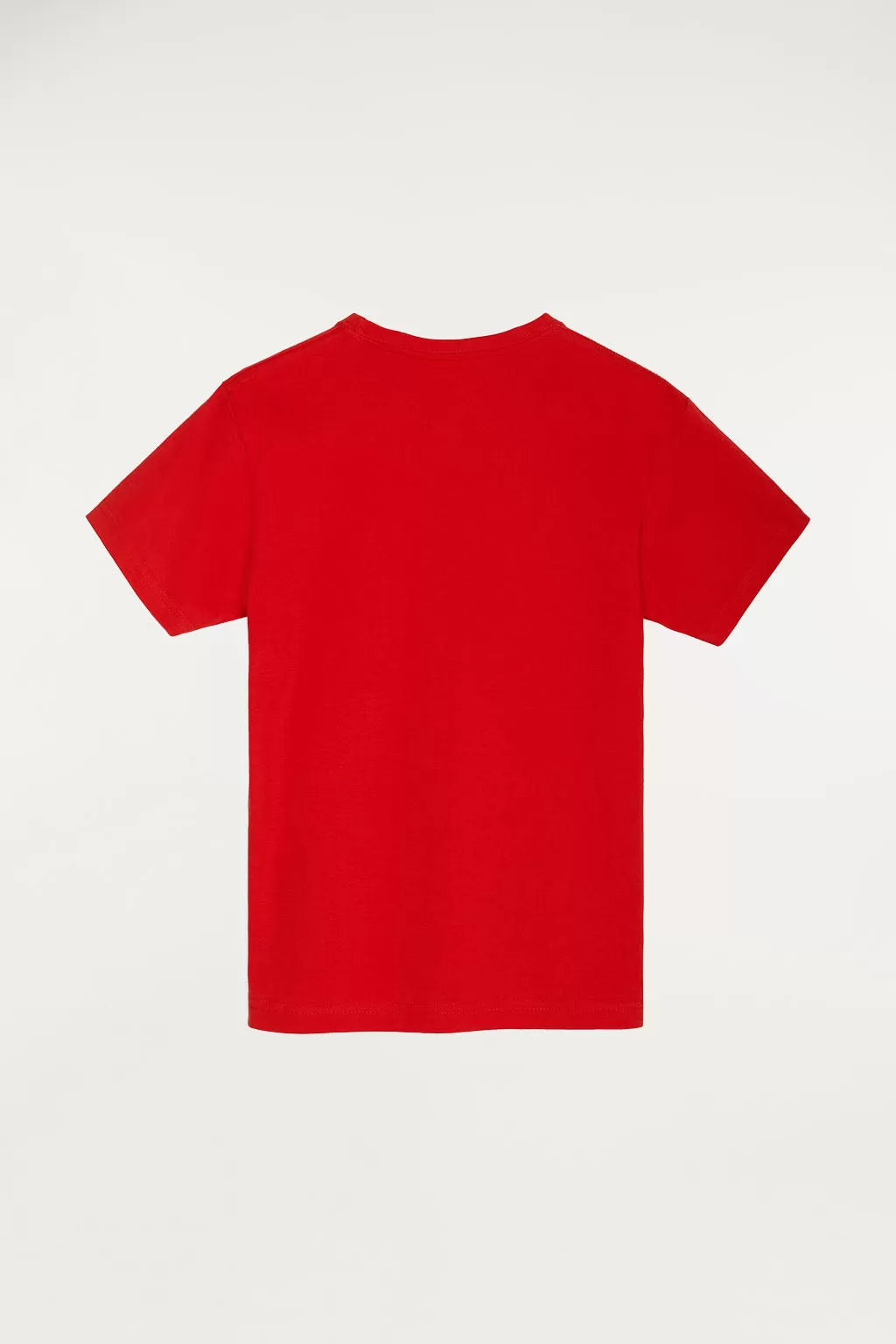 Camiseta roja con pequeño logo bordado