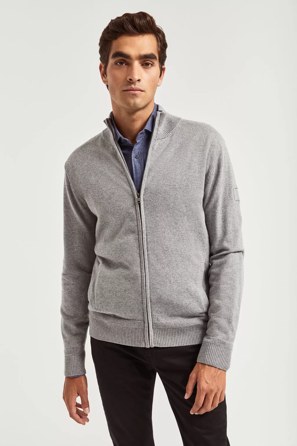 Cárdigan de cashmere gris con cremallera y logo en la manga