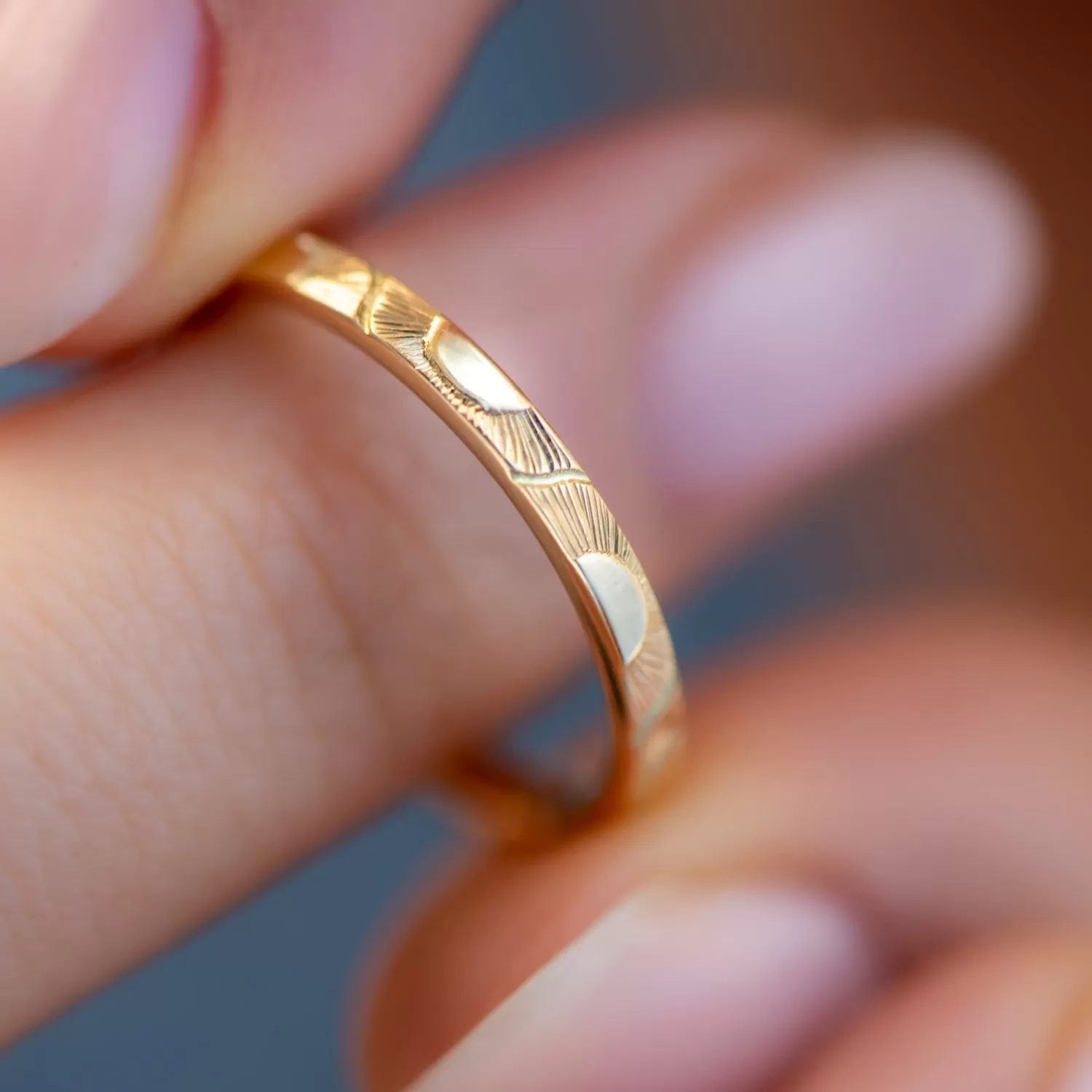 Engraved Golden Sun Pattern Wedding Band