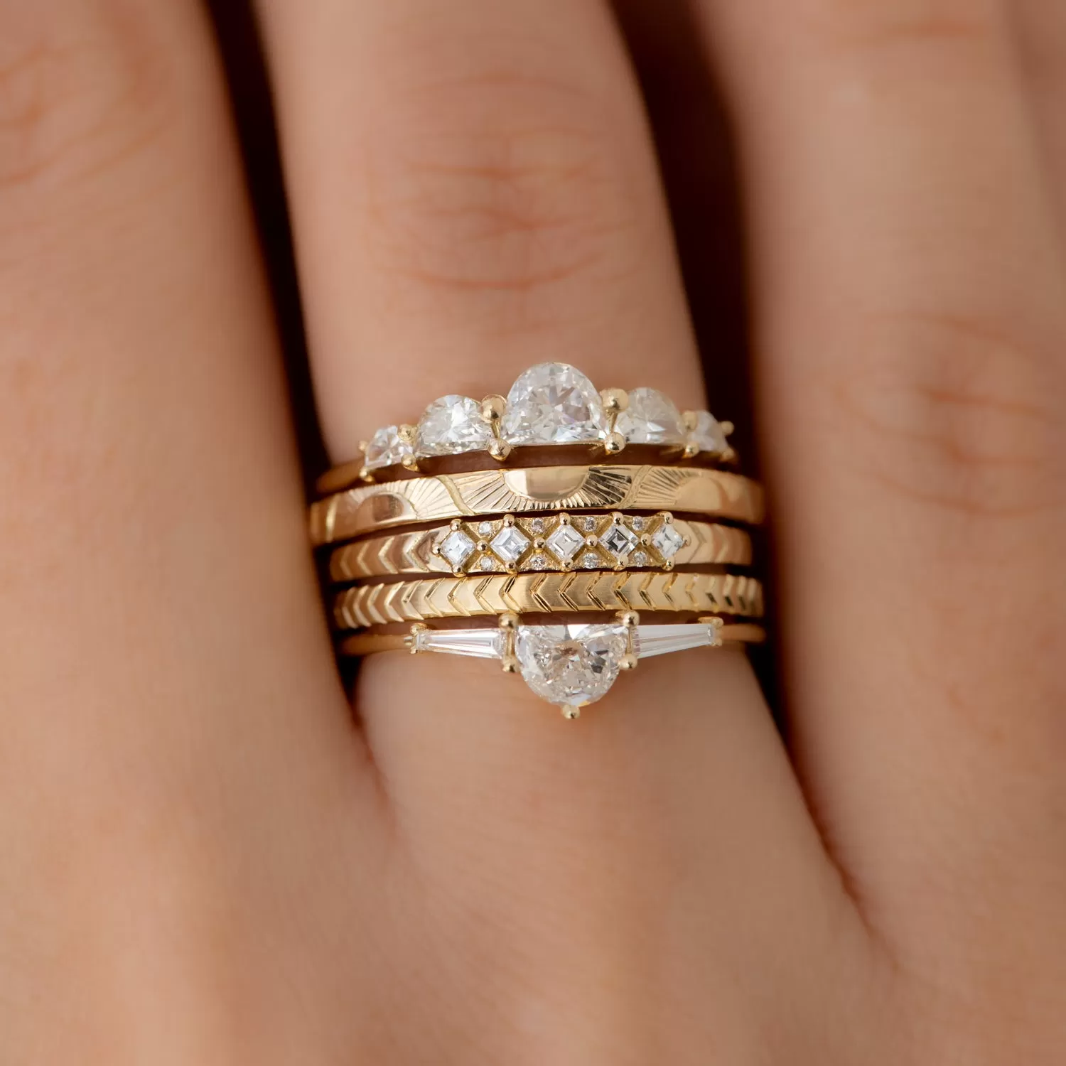 Engraved Golden Sun Pattern Wedding Band