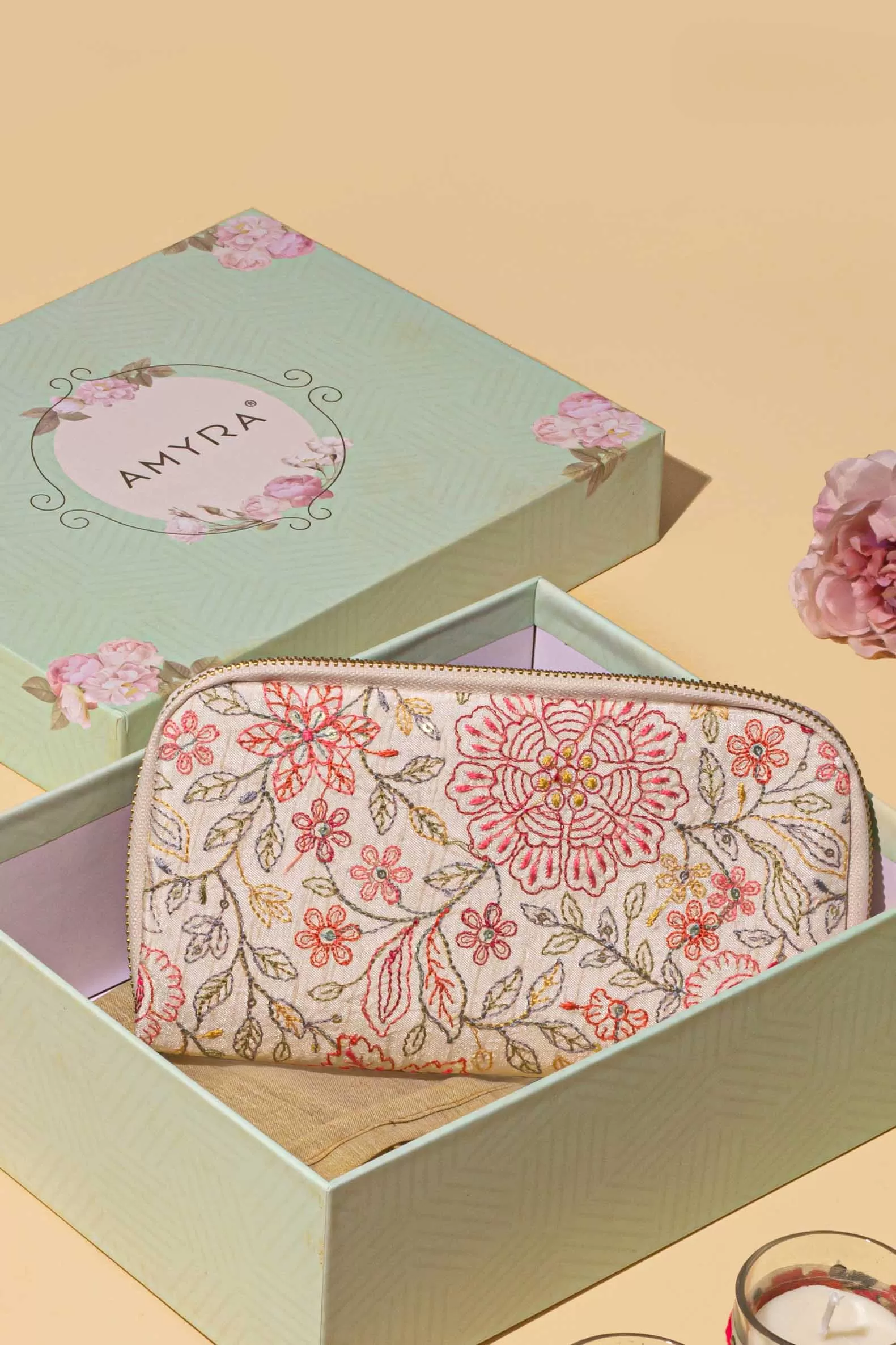 Gift hamper - Ivy Wallet - Wellness and floral candle box