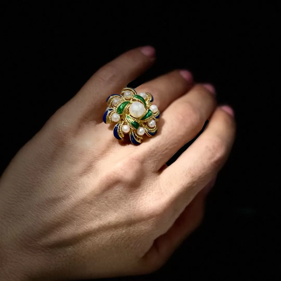 Ladies Vintage Cocktail Pearls Enamel 18K Yellow Gold Ring