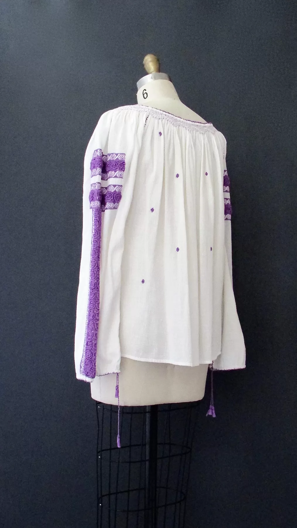 NICE FOLKS 1970s Hand Embroidered Romanian Peasant Top, Sz Small/Med