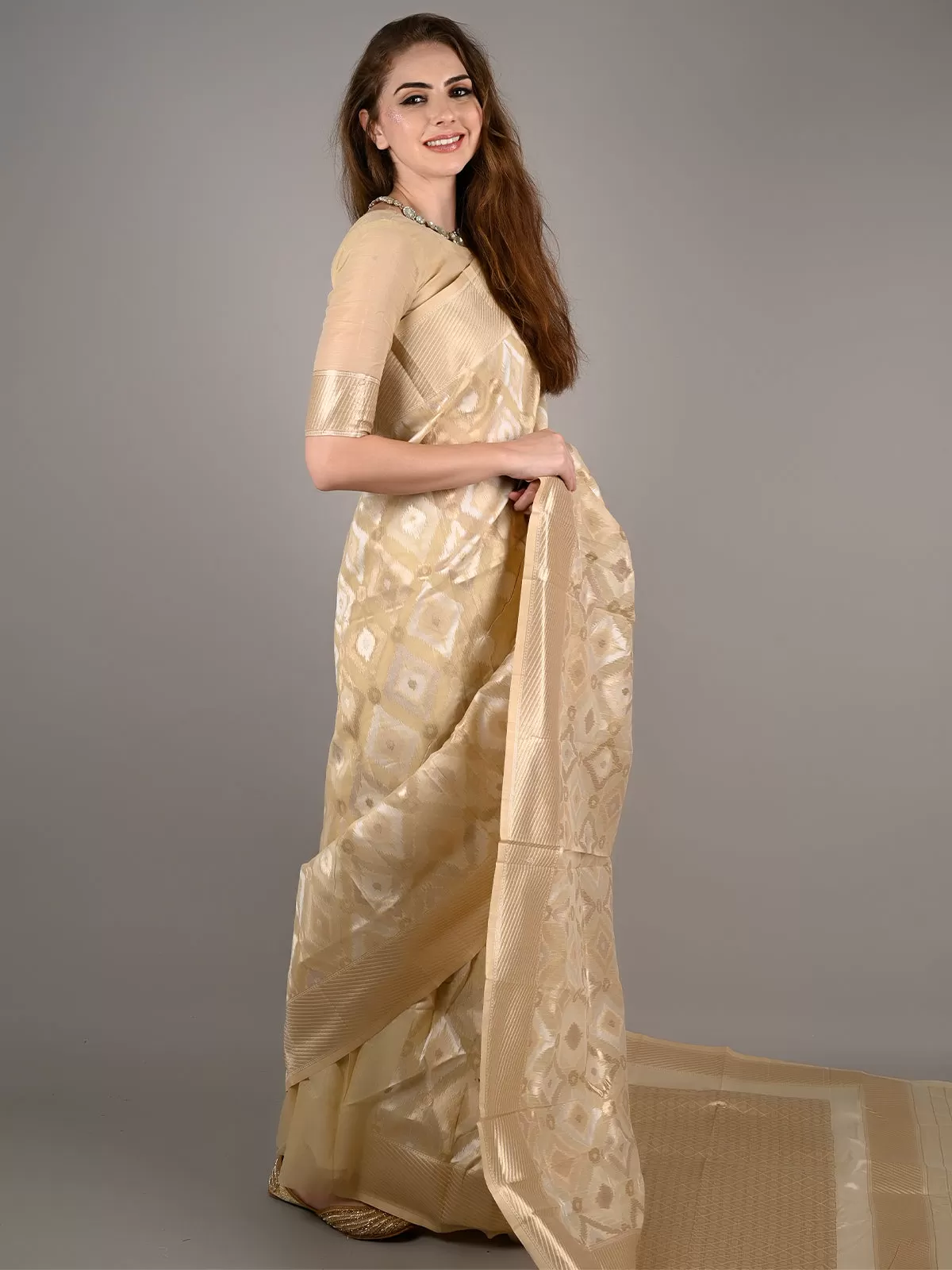 Odette Women Off White Linen Woven Saree With Unstitched Blouse