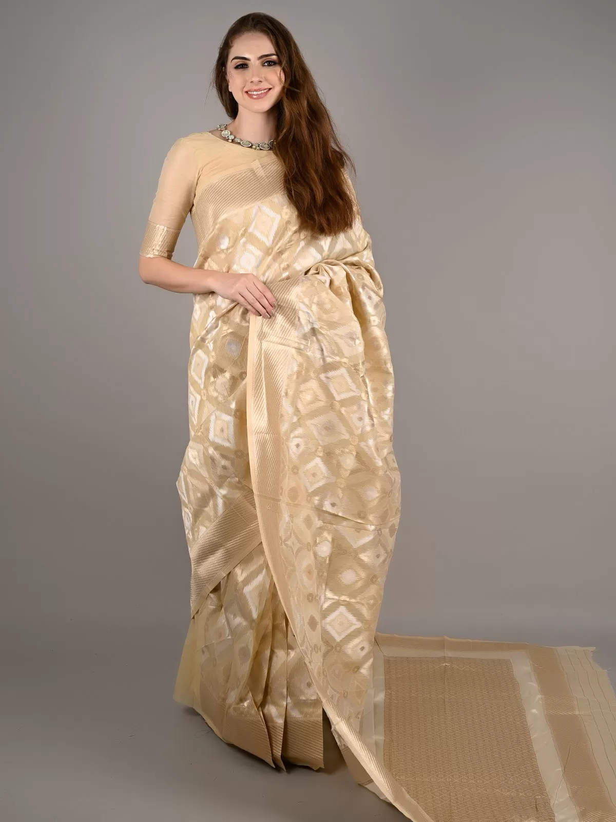 Odette Women Off White Linen Woven Saree With Unstitched Blouse