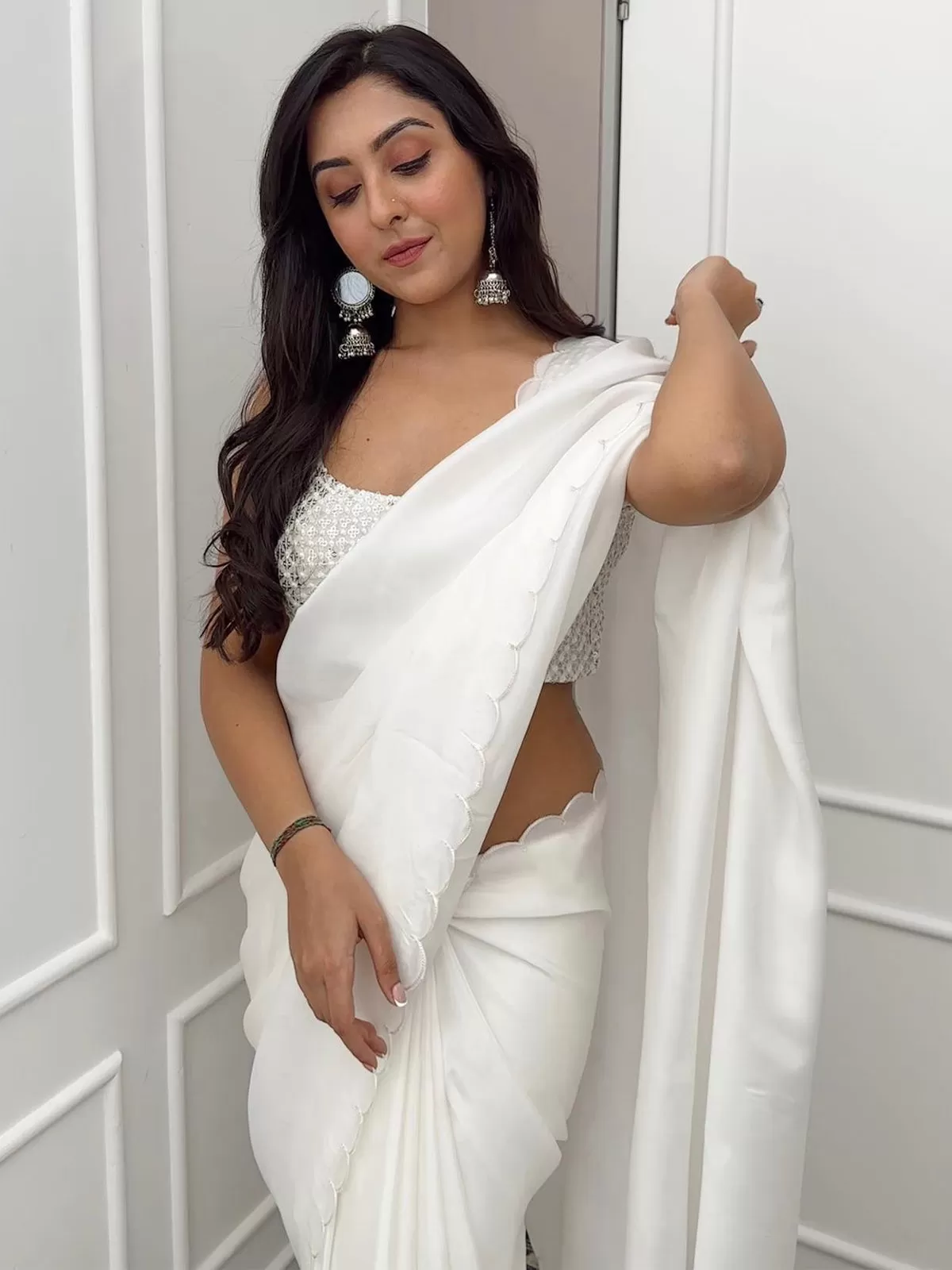 Odette Women's White Silk Saree with unstitched Blouse