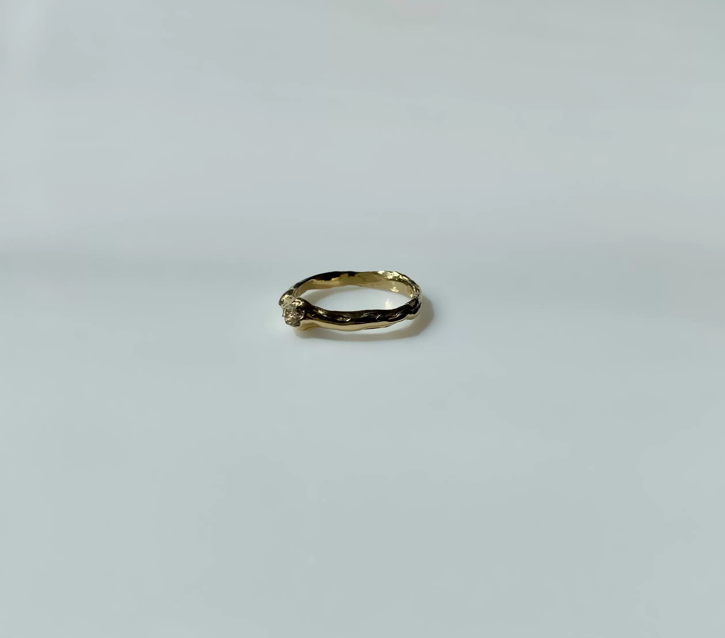 Ring 18 karat gold and rough diamond