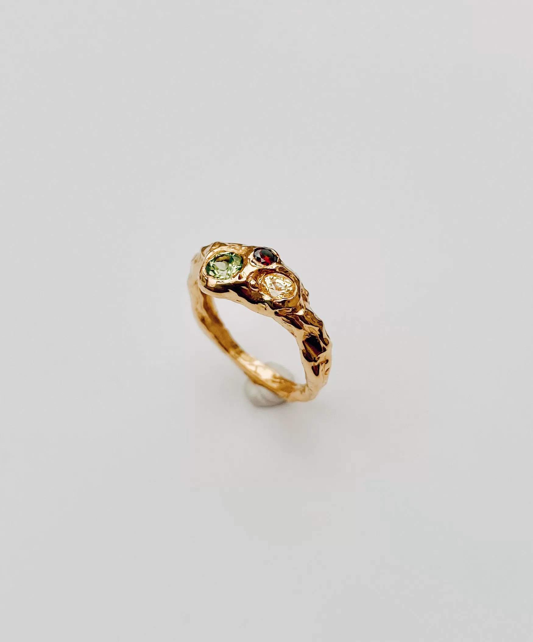 Ring 18 karat gold with diamond, peridot and sapphire